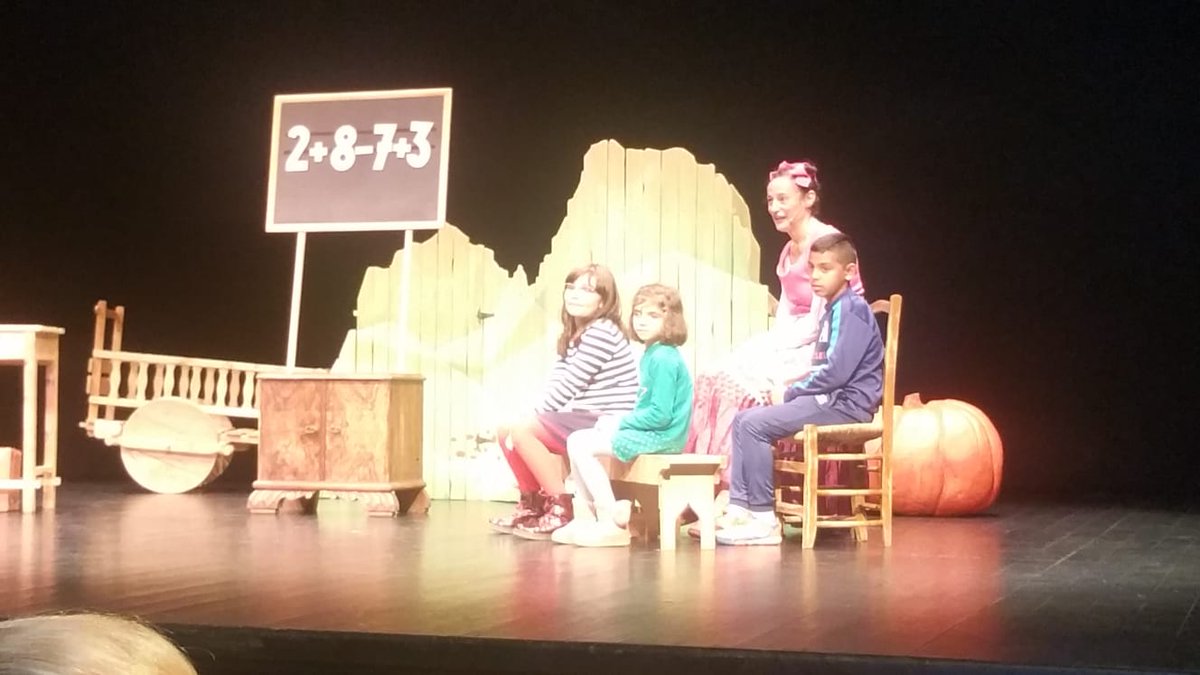 ACDE_FairPlay's tweet photo. ¡Ya hemos comenzado nuestro 4º #OcioInclusivo en #Mérida!

🎭Asistimos a la obra "La rebelión de los caracoles" en la Sala Trajano.
🎨Colaboramos con el CEIP Antonio Machado pintando juegos en el suelo del patio.
🧗‍♂️Practicamos escalada sin cuerda en el Pabellón Diocles.
#seguimos https://t.co/XoBxEeQ3Et