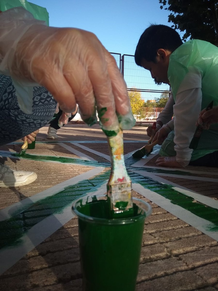 ACDE_FairPlay's tweet photo. ¡Ya hemos comenzado nuestro 4º #OcioInclusivo en #Mérida!

🎭Asistimos a la obra "La rebelión de los caracoles" en la Sala Trajano.
🎨Colaboramos con el CEIP Antonio Machado pintando juegos en el suelo del patio.
🧗‍♂️Practicamos escalada sin cuerda en el Pabellón Diocles.
#seguimos https://t.co/XoBxEeQ3Et