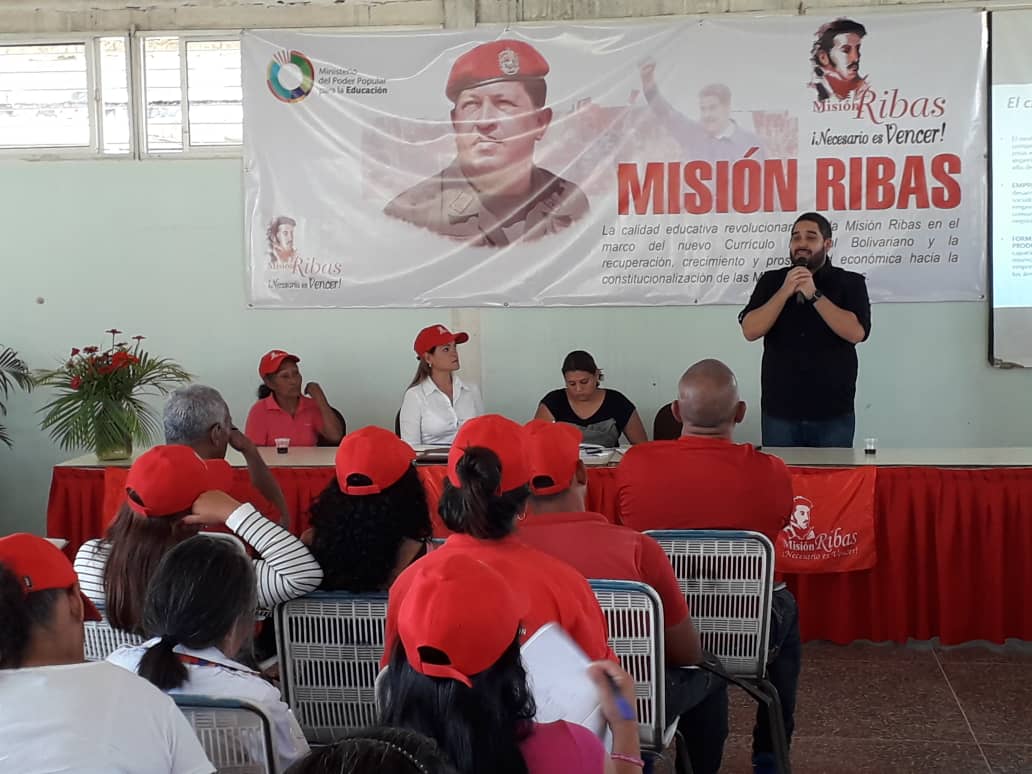 DhelizAlvarez's tweet photo. En la clausura del #1erCongresoPedagógicoRibas tuvimos el privilegio de contar con las orientaciones de nuestro ministro @psuvaristobulo y nuestro hermano @nicmaduroguerra así cerramos con éxito la semana aniversario de @vencedor_ribas  @NicolasMaduro https://t.co/I1rlHXeZkb