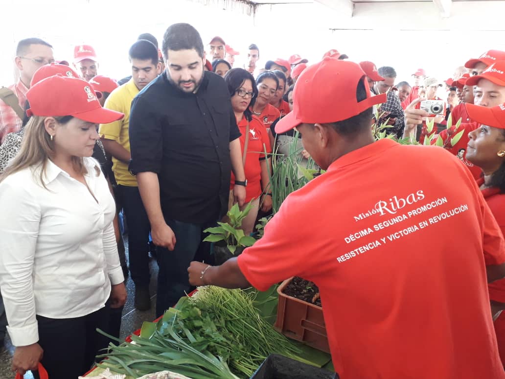 DhelizAlvarez's tweet photo. En la clausura del #1erCongresoPedagógicoRibas tuvimos el privilegio de contar con las orientaciones de nuestro ministro @psuvaristobulo y nuestro hermano @nicmaduroguerra así cerramos con éxito la semana aniversario de @vencedor_ribas  @NicolasMaduro https://t.co/I1rlHXeZkb