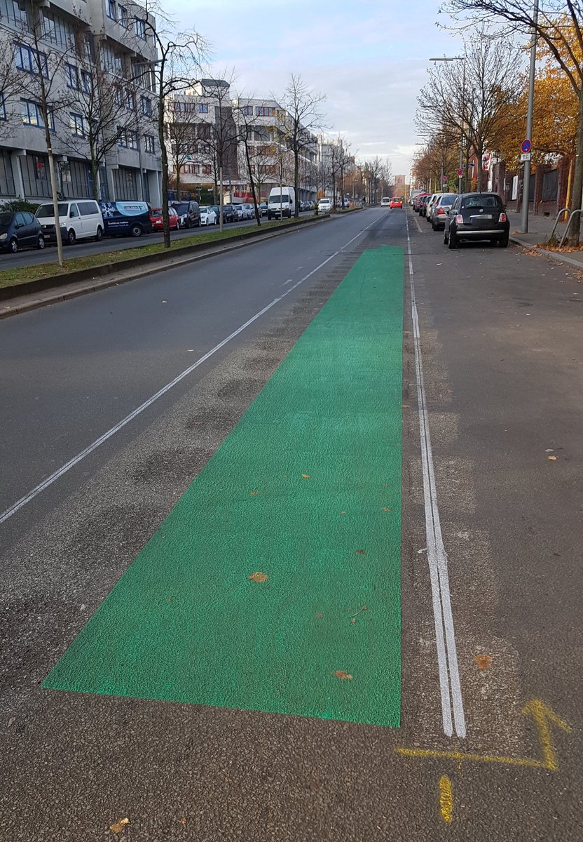 Hoho, schöner breiter grün-roter Radstreifen #Fahrradweg jetzt auf der #Wehrbellinstraße in #Neukölln. Müssen nur noch die Radwegparker entsorgt werden. #Fahrradalltag #vorhernachher