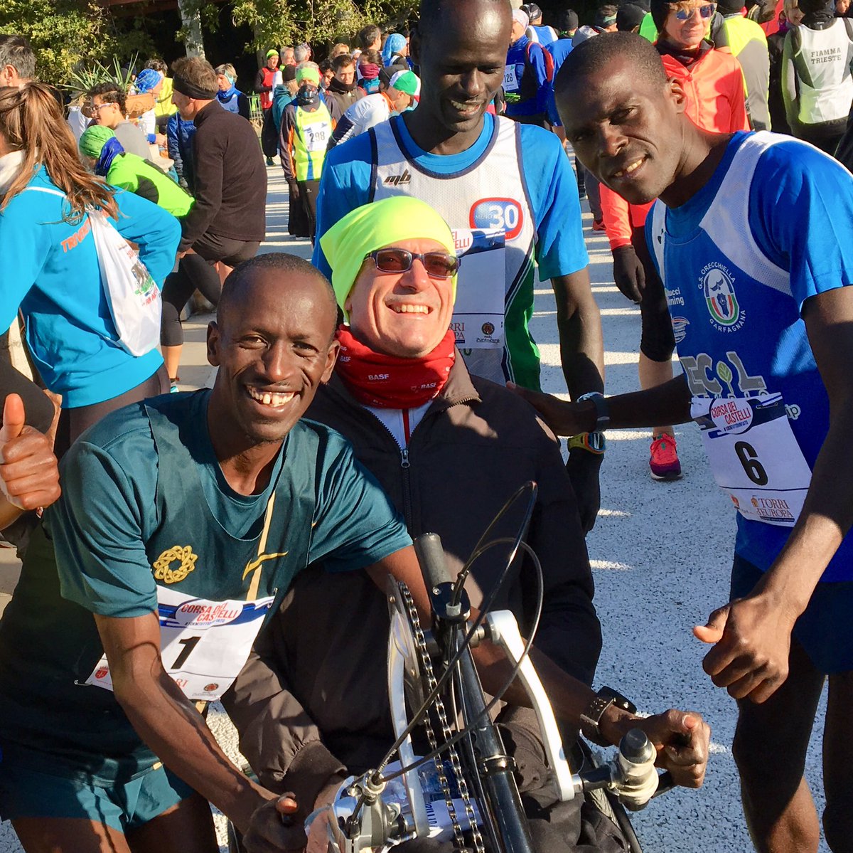 leotambo's tweet photo. Corso dei castelli, alla partenza con Ezekiel Kemboi, due ori alle olimpiadi nei 3000 siepi! https://t.co/i5qPx9OsHy