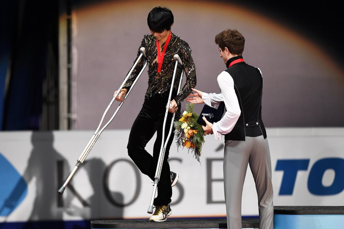 2018.11.19　スポーツニッポン新聞　スポニチ　羽生結弦　松葉杖で表彰式 2018.11.19 スポーツニッポン新聞 スポニチ 羽生結弦 松葉杖で表彰式