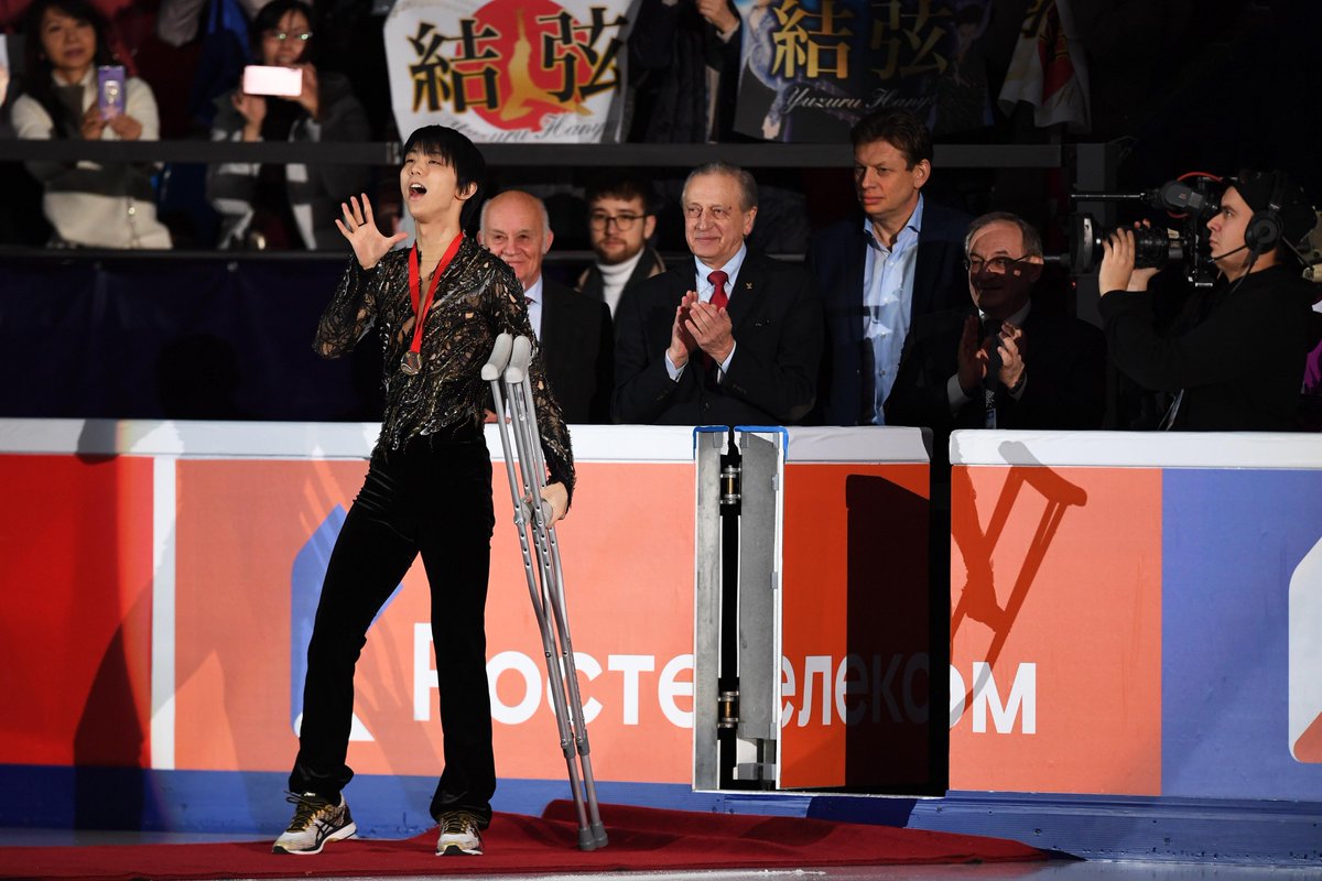 2018.11.19　スポーツニッポン新聞　スポニチ　羽生結弦　松葉杖で表彰式 2018.11.19 スポーツニッポン新聞 スポニチ 羽生結弦 松葉杖で表彰式