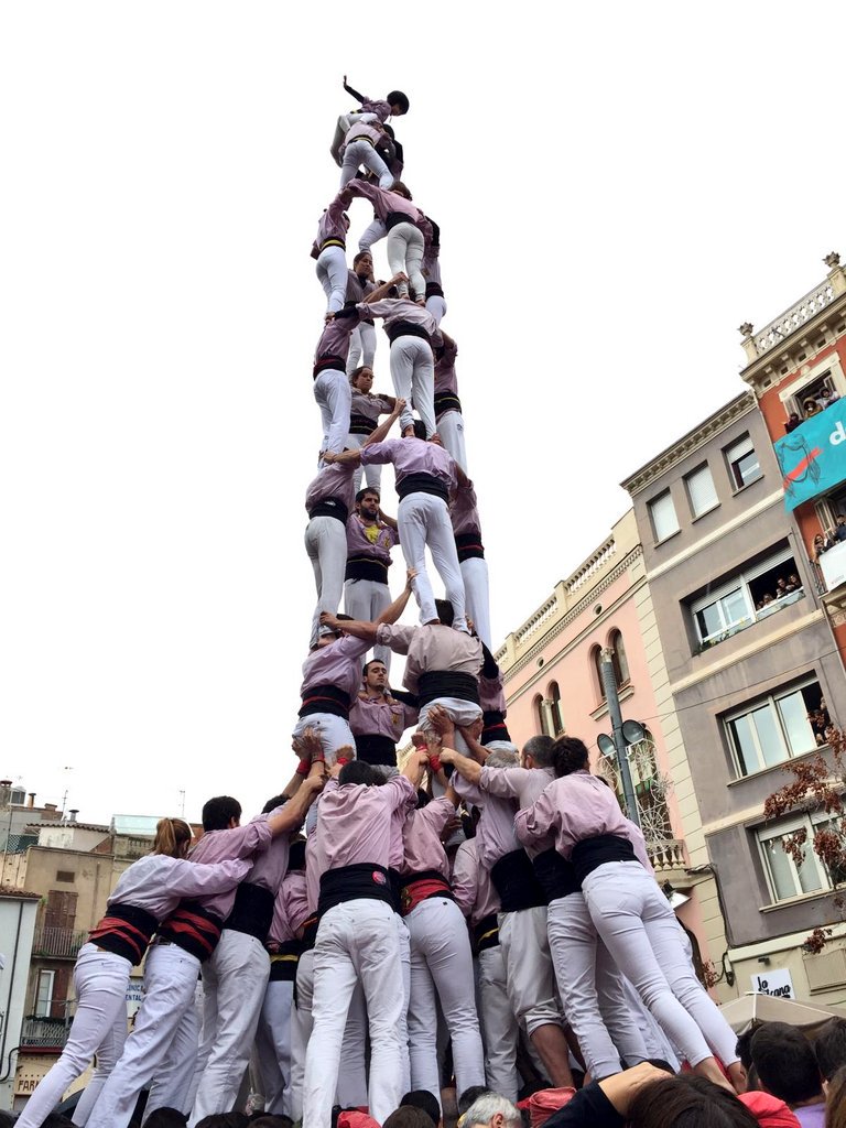 La pluja no ens atura! En tercera ronda hem descarregat el 4d9f!
#XLDiada #castellers #SomLaColla #Terrassa