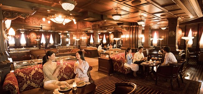 アリサ ディズニーシーのs S コロンビア号にある テディ ルーズヴェルト ラウンジ 混んでないし圧倒的高級感 なのに季節のパフェ 今はラズベリーとマロン も1230円とその辺で売ってるのと大して変わらん ディズニーの価格設定よくわからん 季節の