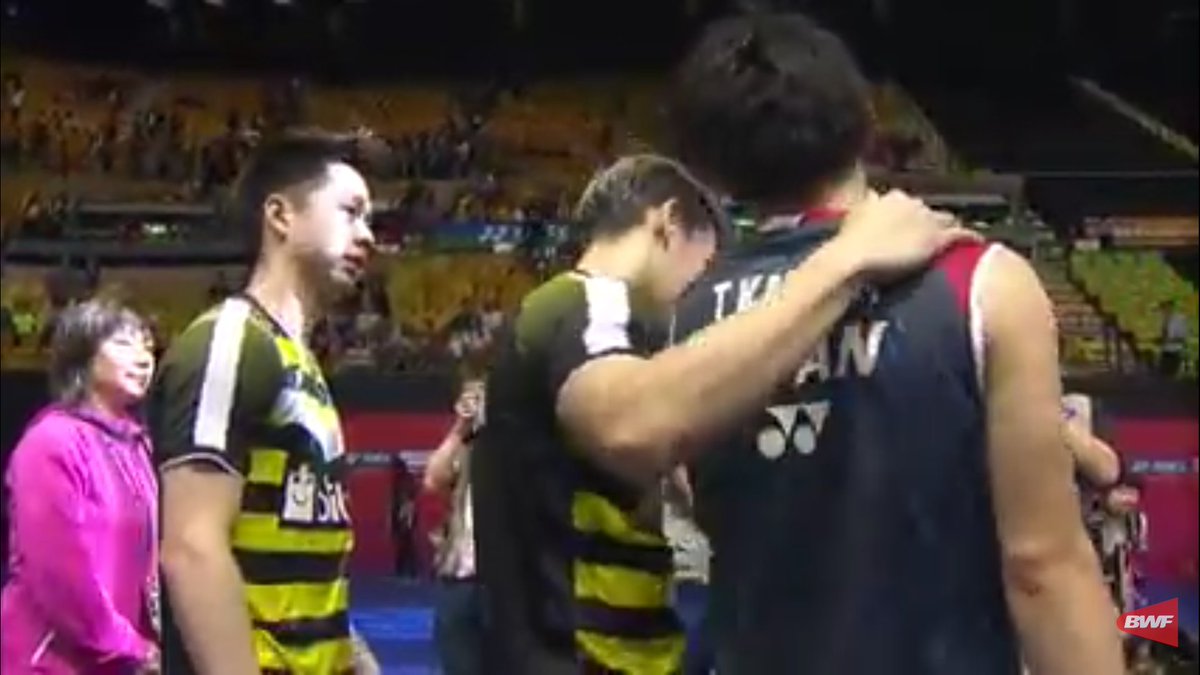 hpyenah's tweet photo. Mpin : "Koh, kan partnernya aku. Kok yg di peluk dia? Menang loh ini kita. Aku gak diapa2in nih?"
#HongKongOpenSuper500 #HongKongOpen2018 #KevinSanjaya #MarcusFernaldi #TakeshiKamura @BadmintonTalk https://t.co/W3zgJNUg8u