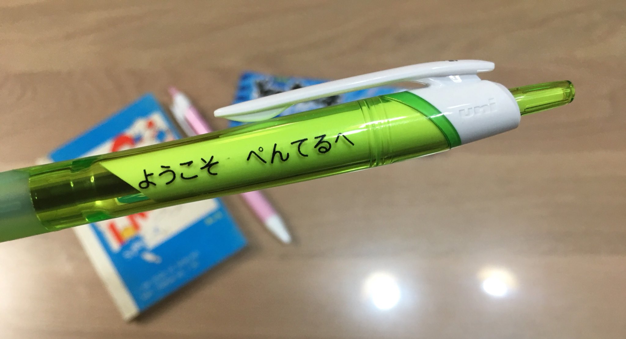 ヒロ ぺんてるに行きました 子供へのお土産にお菓子2つ 自分へのお土産にぺんてる ボールペンと左のメモ帳を購入しようとしたら メモ帳とピンクのボールペンを頂いてしまいました 櫻井商店さんいつもありがとうございます 櫻井商店 神聖かまって