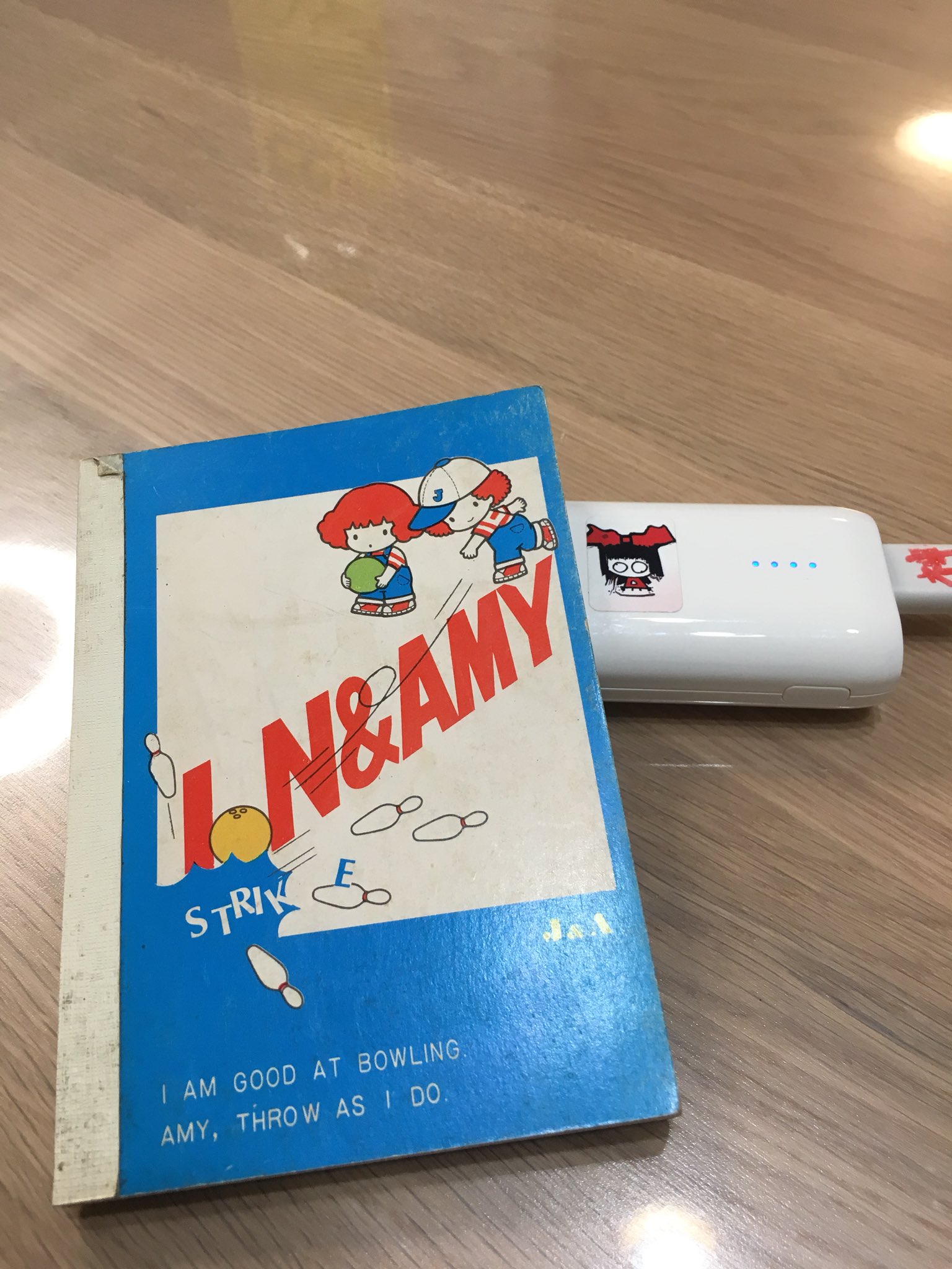 ヒロ ぺんてるに行きました 子供へのお土産にお菓子2つ 自分へのお土産にぺんてる ボールペンと左のメモ帳を購入しようとしたら メモ帳とピンクのボールペンを頂いてしまいました 櫻井商店さんいつもありがとうございます 櫻井商店 神聖かまって