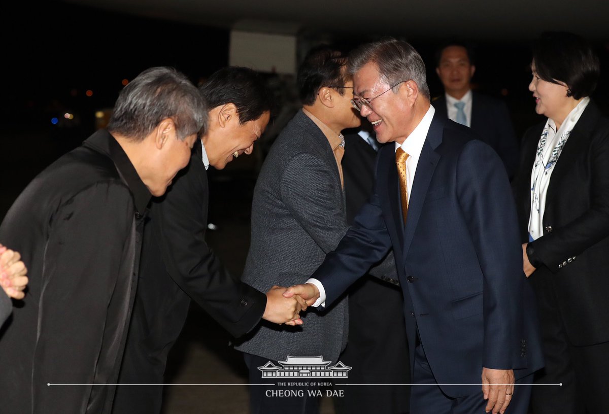 문재인 대통령은 5박6일간의 싱가포르와 파푸아뉴기니 순방을 마치고 서울공항에 잘 도착했습니다. 이번 순방에서 우리 정부의 '신남방정책'과 '혁신적 포용국가'를 알렸습니다. 또한, 한반도에서의 완전한 비핵화와 항구적 평화를 이루려는 우리 정부의 노력에 대한 국제사회의 이해를 높였습니다.