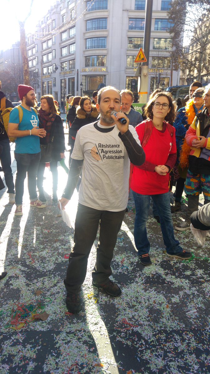 attac_fr's tweet photo. Intervention d' #IBoycott, de la #RAP et de la #quadraturedunet qui expliquent comment Apple participe à la privation de nos libertés #IPhoneRevolt #ApplePayeTesImpots https://t.co/CGfp3YYNAy