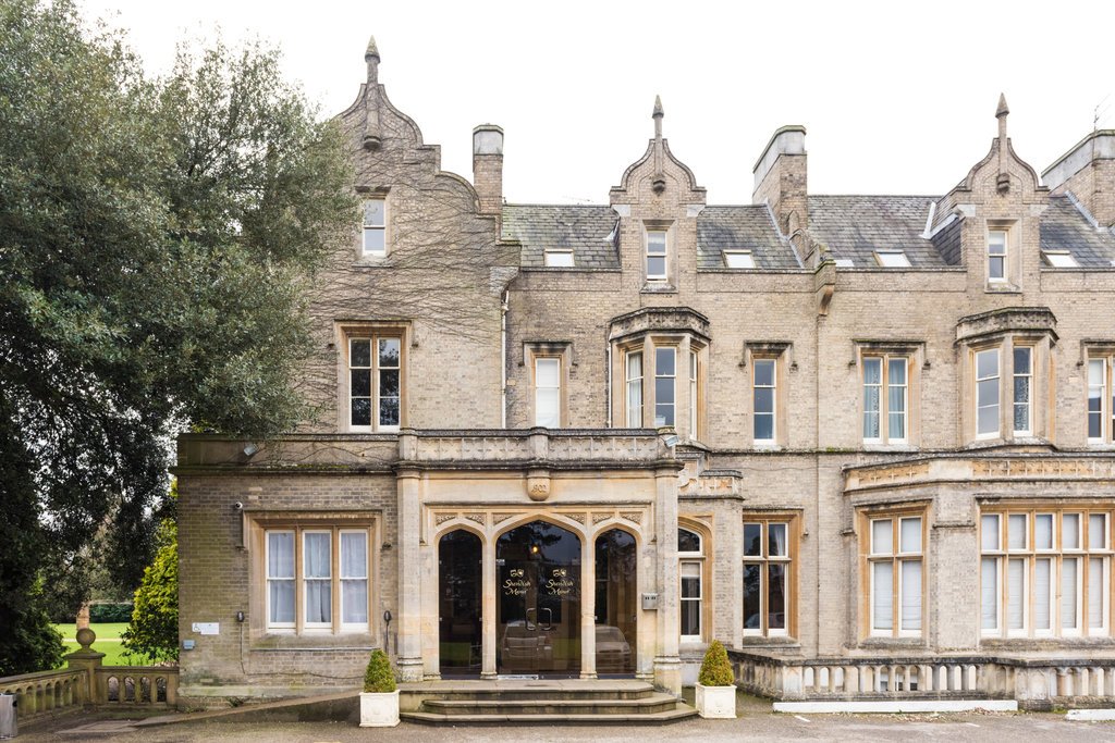 EnjoyDacorum's tweet photo. With the festive season fast approaching,get the festive spirit and gain a new skill at @ShendishManor Christmas Wreath Making workshop. Open from 25th November to 1st December, you can get creative whilst enjoying a glass of fizz and a delicious mince pie https://t.co/IL1DdrPRQP https://t.co/d1dDPWNQkn