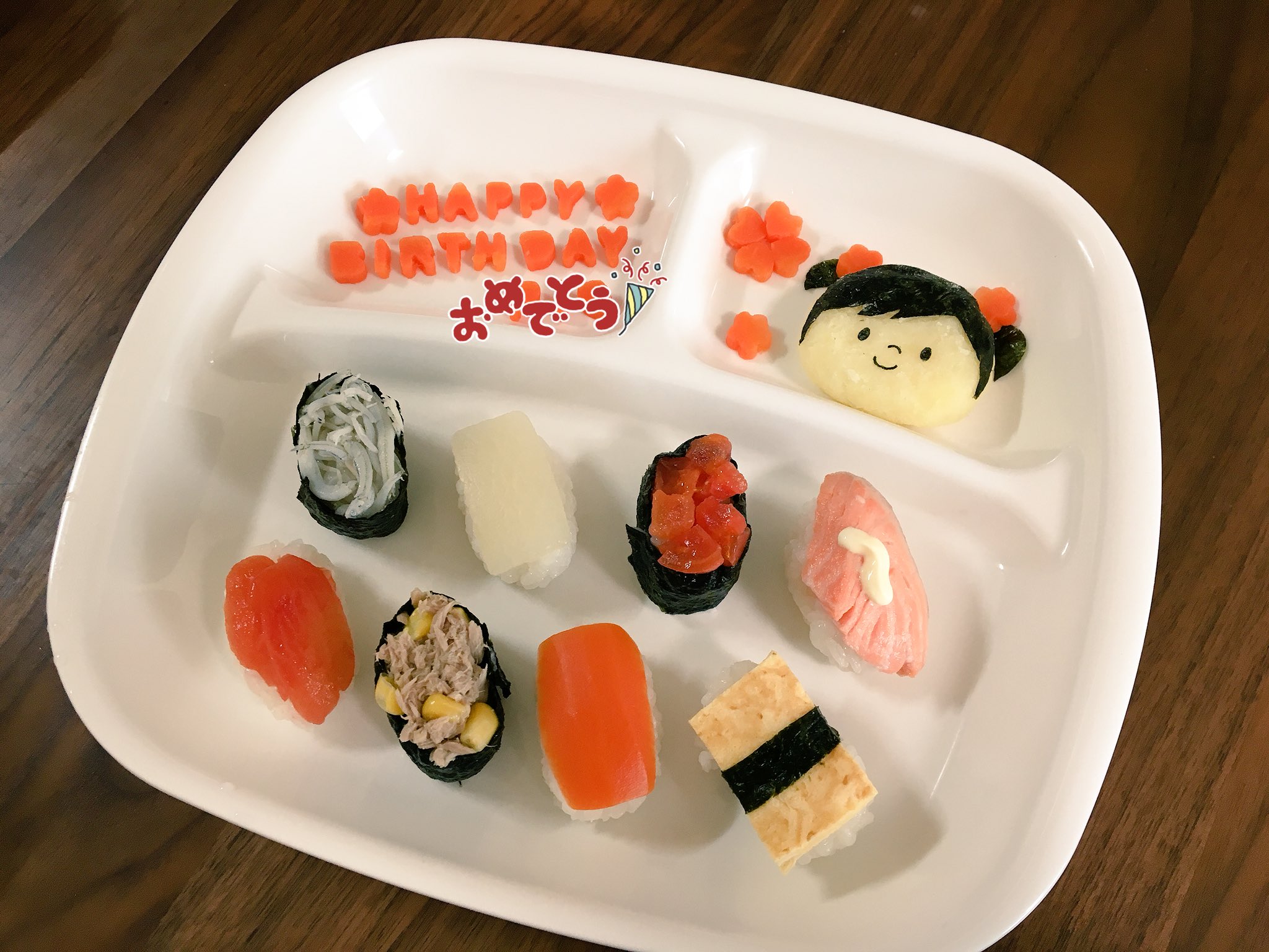 あーる 今日は両家揃って一歳のお祝いをしました お餅背負う時は泣いたけどそれ以外は終始ご機嫌 時間できたらまた絵日記描きます とりあえず赤ちゃんお寿司とケーキ作ったのです載せとく 17nov Baby 1歳 離乳食プレート 赤ちゃんお寿司
