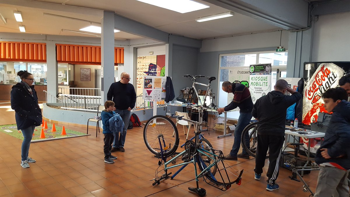 km_transalley's tweet photo. Opération "Vélo Rescousse" en cours à la résidence Jules Mousseron ac la Maison du vélo, le Kiosque Mobilité, les équipes du CROUS et #Greensiame. Cc @UphfOfficiel @istv @ENSIAME @FdegUvhc #FSMS #FLLASH @Valmetropole https://t.co/bmroon09oz