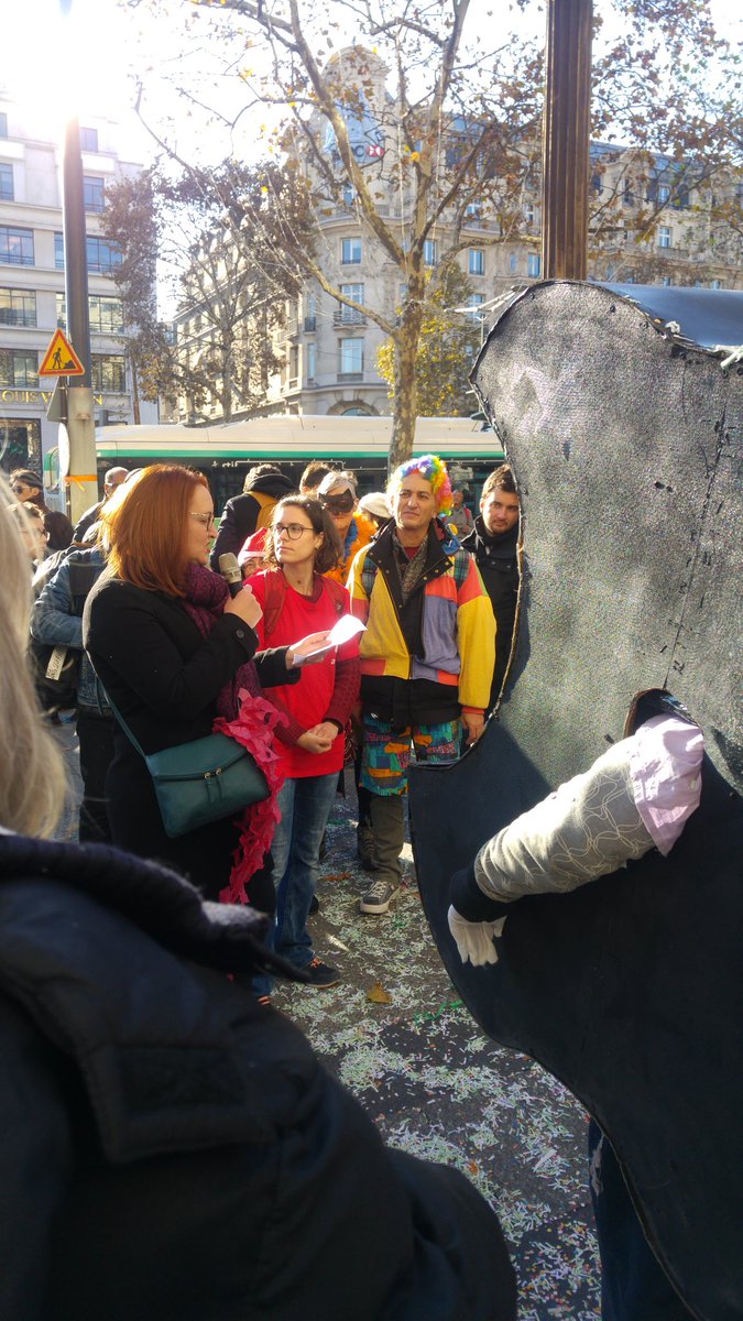attac_fr's tweet photo. L'.@UnionSolidaires rappelle : "si on peut acheter des iPhones à Paris, c'est grâce à l'exploitation de travailleur, parfois mineurs, en Chine, chez les sous-traitants d'.@Apple" #iPhoneRevolt #ApplePayeTesImpots https://t.co/bp2iSjf3e4