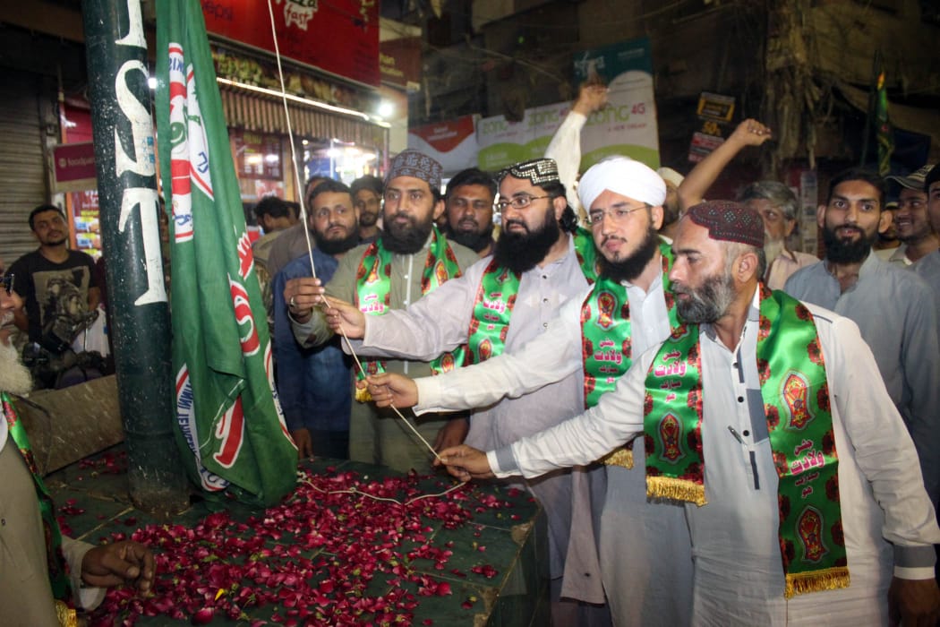 کراچی:
پاکستان سنی تحریک کی جانب سے کھارادار میں پرچم کشائی۔۔۔
اراکین مرکزی رابطہ کمیٹی کی شرکت