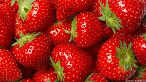 الفاكهة التي تساعد على حرق الدهون
الفراولة : إن الفراولة ليست فاكهة ذات طعم لذيذ فقط وإنما هي فاكهة تساعد بشكل كبير على فقدان الوزن، حيث انها تساعد على تحفيز نمو الهرمونات التي تساعد على حرق الدهون كاللبتين والأديبونكتين حيث أن كلاهما يساعد على زيادة نشاط عملية الأيض في الجسم
