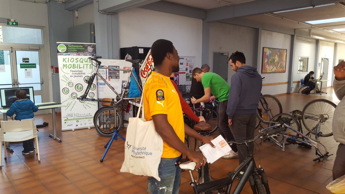 km_transalley's tweet photo. Opération "Vélo Rescousse" en cours à la résidence Jules Mousseron ac la Maison du vélo, le Kiosque Mobilité, les équipes du CROUS et #Greensiame. Cc @UphfOfficiel @istv @ENSIAME @FdegUvhc #FSMS #FLLASH @Valmetropole https://t.co/bmroon09oz