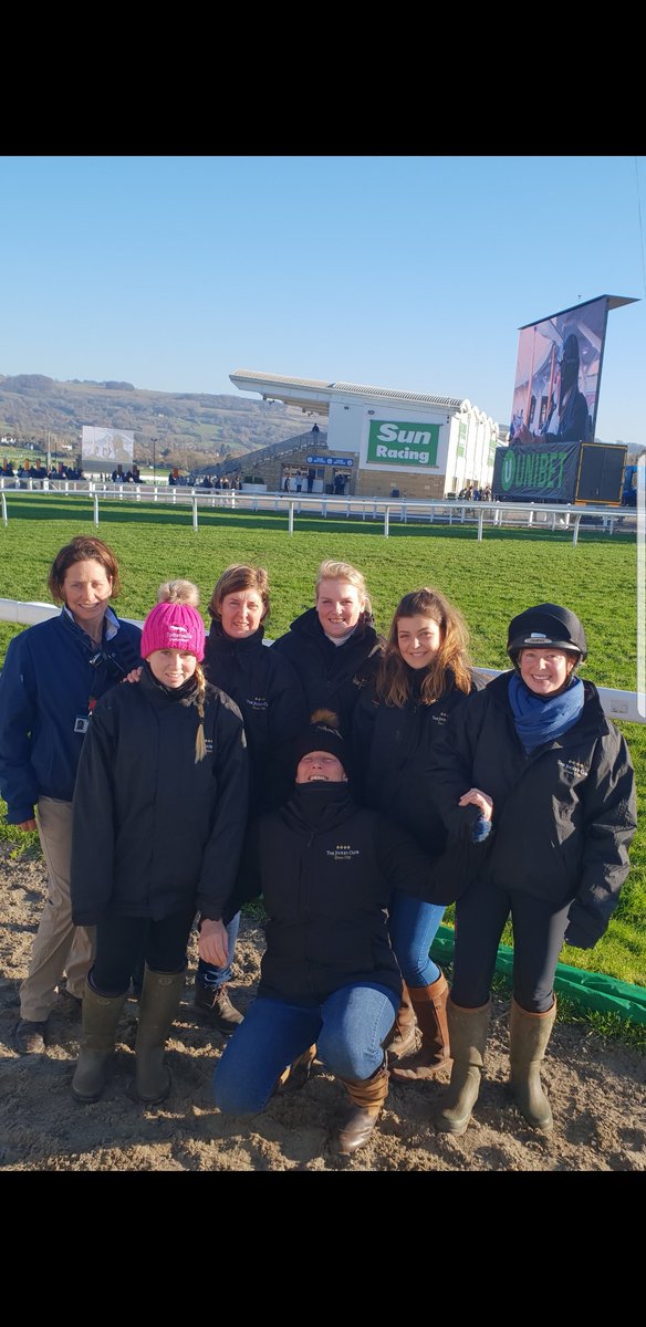 pippaspride's tweet photo. Last day for horsecatchers @CheltenhamRaces #Chelfie https://t.co/vvwFDra8Lv