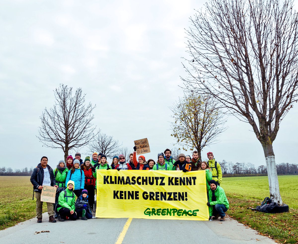 SophieLampl's tweet photo. Zwischenstopp im Nirgendwo. #climatepilgrimage https://t.co/llH7PGxMRl