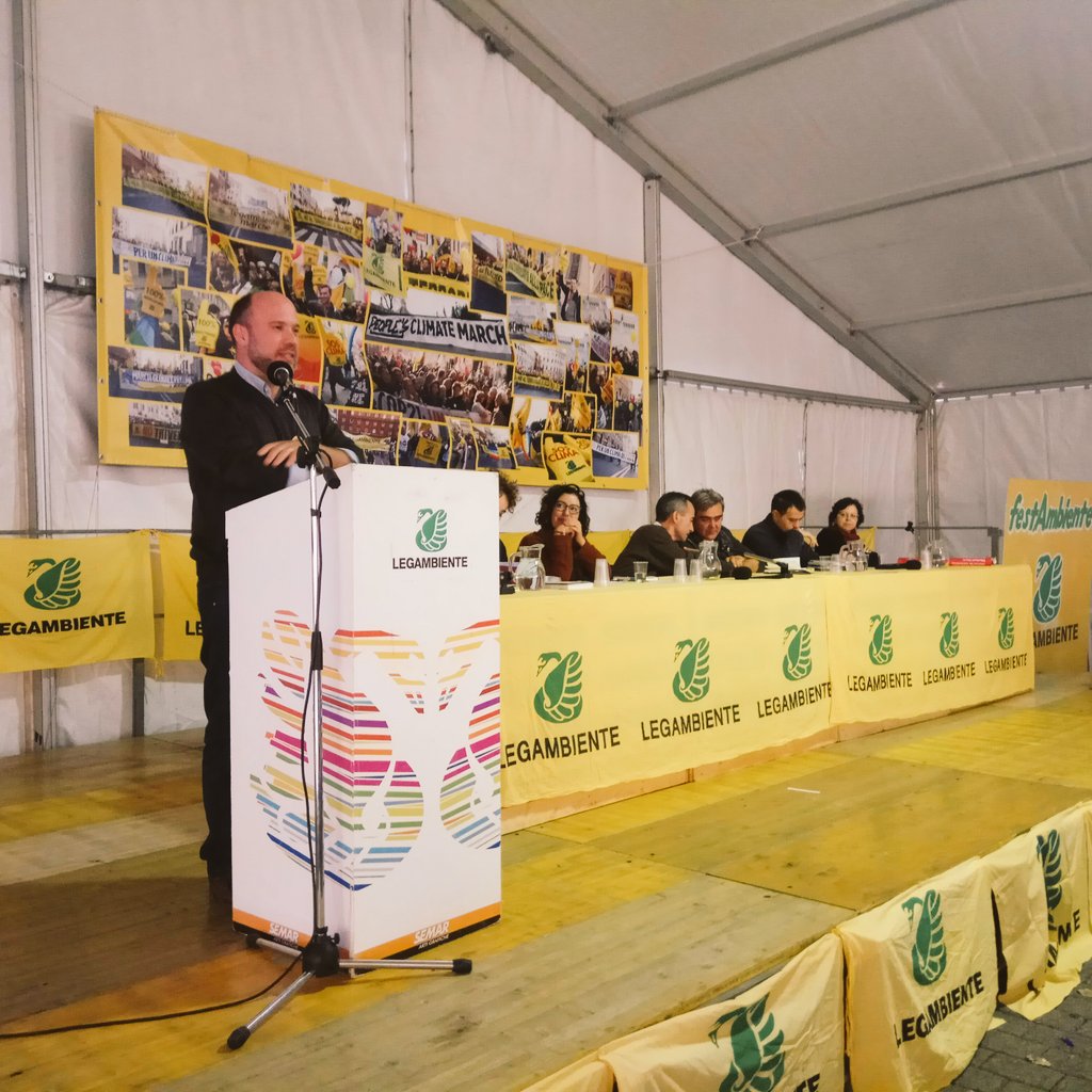 Legambiente's tweet photo. Oltre 500 persone, 300 circoli da tutta Italia per una assemblea ricca di appuntamenti e di spunti per ripartire da domani nei territori e coinvolgere i cittadini nelle battaglie positive di 
cambiamento. L'intervento di chiusura di @GiorgioZampetti #NOIsiamoLegambienTE https://t.co/91FFSKVqpE