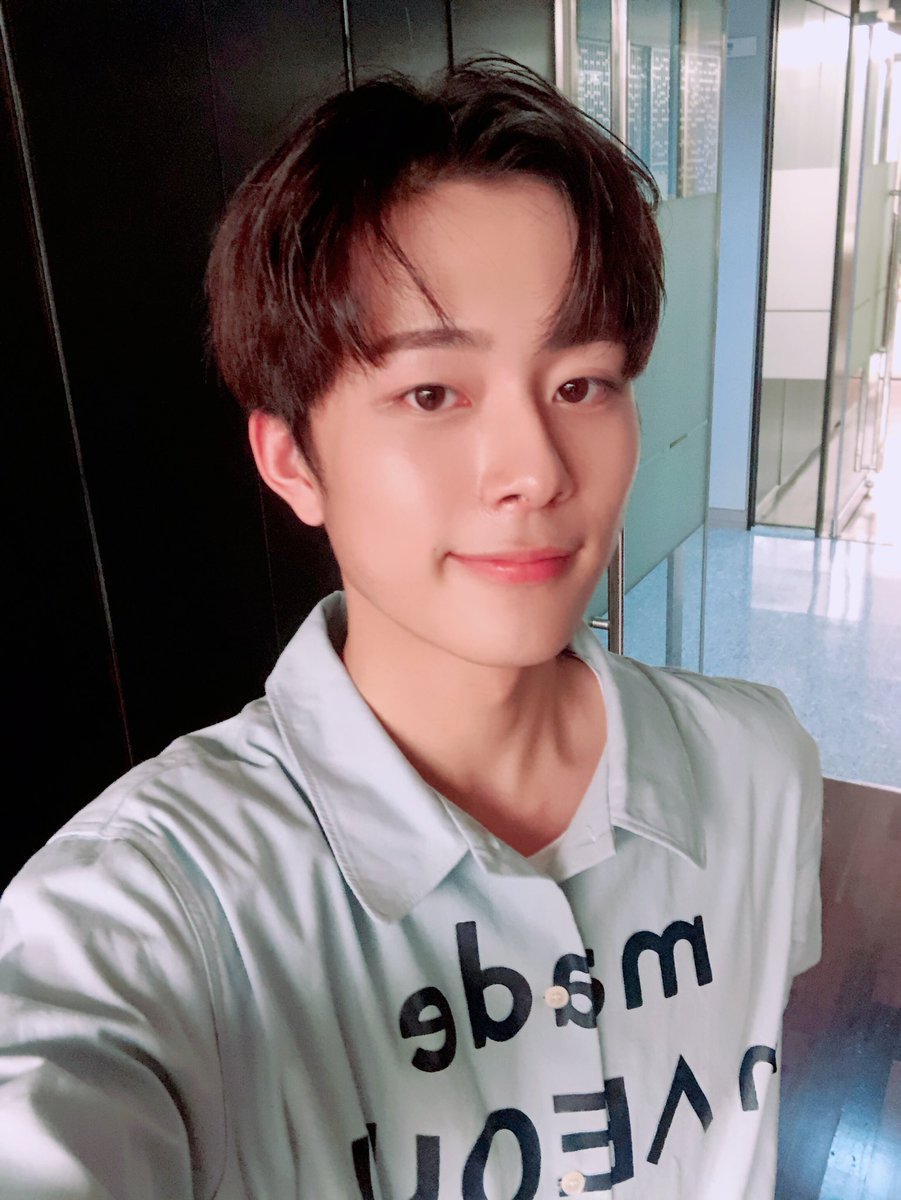 [#유선호] 여러분들 모하세용 방송보셨나요??? 수능은 잘 보셨나요?? 수능날 올리고싶었는데 사진이없어서 지금올려요ㅠㅜㅜ 너무너무 고생하셨어요 이제 마음놓고 저 좋아하세요ㅠㅠㅠ 노력한만큼 결과 나올거니까 걱정마요!! 우린 다 할수있어요 아자아자 다드루와 우리가 다 이긴다 화이팅❤️