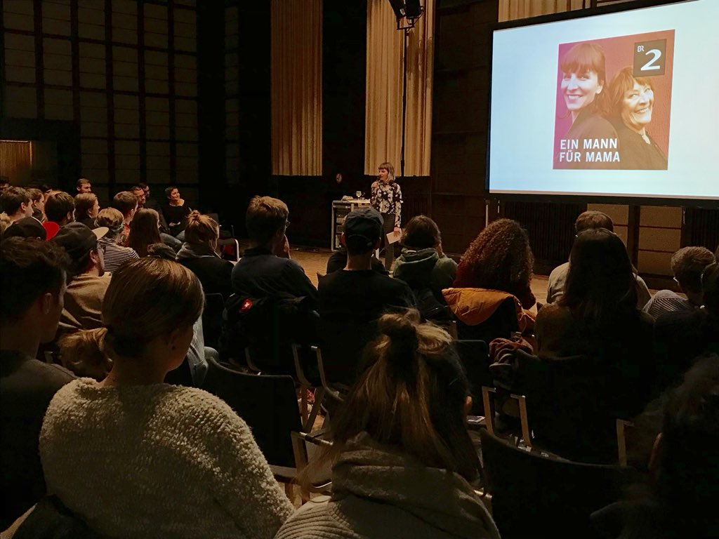 „In meinem Alter sind die meisten Männer schon weggestorben,“ erzählt die Mutter von Magdalena Bienert im Podcast ‚Ein Mann für Mama‘. Zweiter sehr interessanter Vortrag von <a href="/j_onstage/">Journalism on Stage</a> am letzten Tag des #vololab18! #1weiter