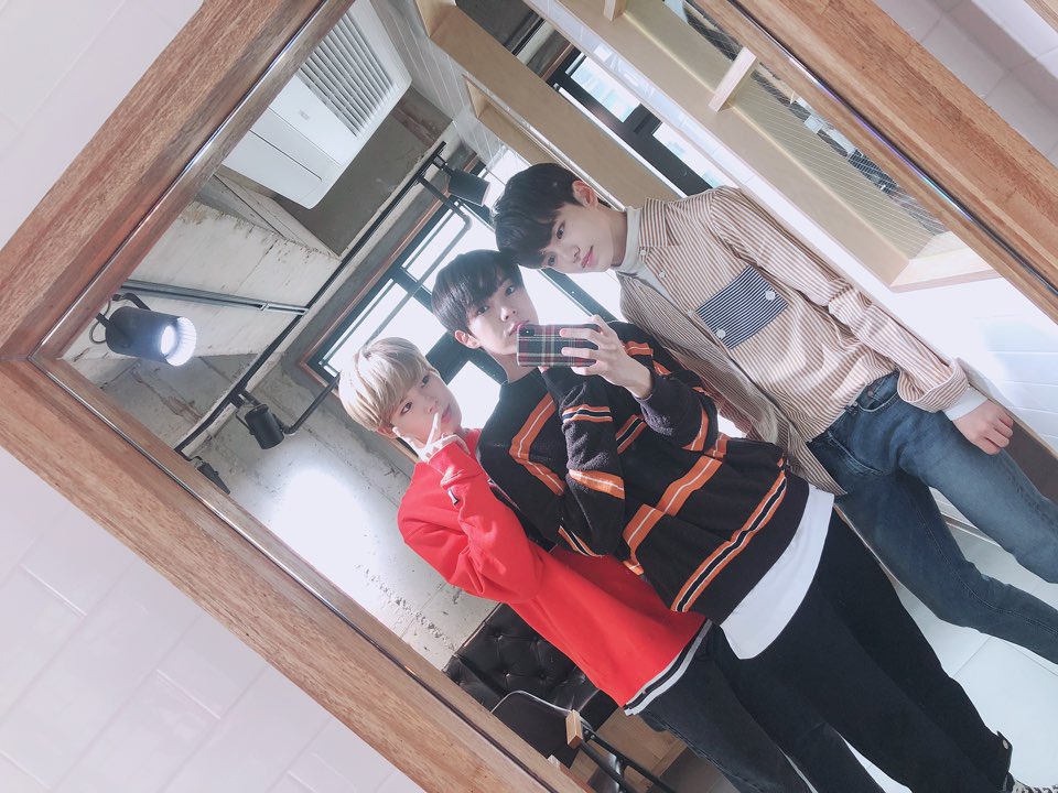 verivery_intl's tweet photo. [#동헌]
A lot of people came today!! Those eye contacts I wanted to answer and thank, I was so nervous that I don't know if I did wellㅜㅠ Beautiful Verivery fans, I love you all♡
#VERIVERY #HiTouch #SecondMeet #SeeYouMore https://t.co/eAZ6Un2Abh