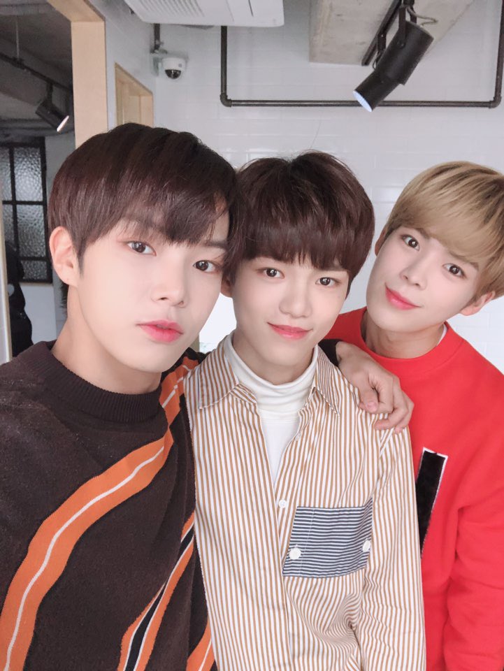 verivery_intl's tweet photo. [#동헌]
A lot of people came today!! Those eye contacts I wanted to answer and thank, I was so nervous that I don't know if I did wellㅜㅠ Beautiful Verivery fans, I love you all♡
#VERIVERY #HiTouch #SecondMeet #SeeYouMore https://t.co/eAZ6Un2Abh