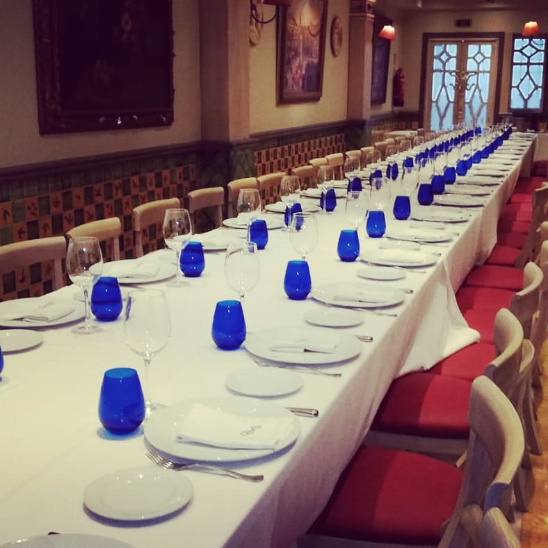 creativando's tweet image. Nuestro #evento de #Sevilla de este fin de semana esta disfrutando de nuestra #gastronomía. Nuestro #equipo siempre pendiente de cada #detalle para garantizar el #exito de cada evento

@AlabarderoSev @Rbecerrita