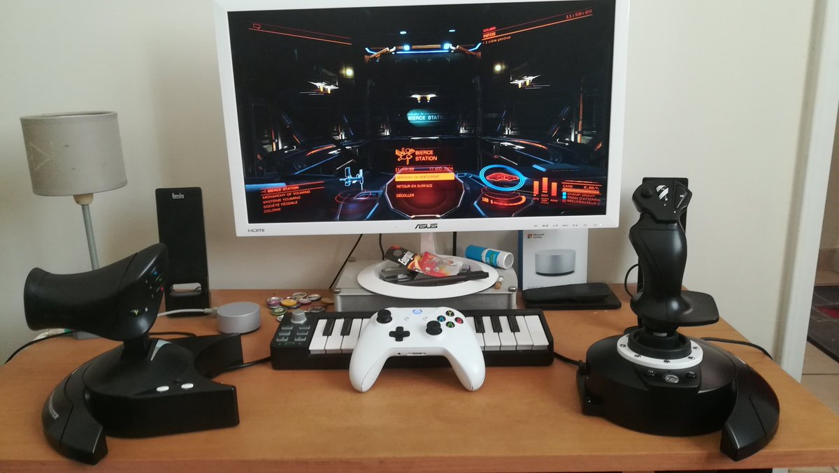 Cmdr_KrokoZero's tweet photo. Really happy with my T. Flight Hotas One for #Xbox and PC I bought last August.
Works well and pretty robust.
(pics from August 17th).
o7
#EliteDangerous #XboxOne #HotasOne https://t.co/INZpC996hS