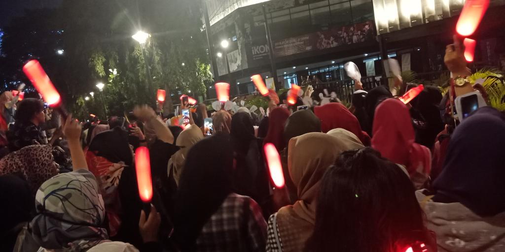 stupeify's tweet photo. barisan tidak punya tiket HUHUHUHUHU https://t.co/6N57CpJLLv