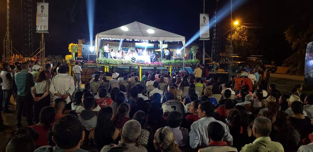 VinicioColomaR's tweet photo. Ayer en horas de la noche se realizó la entrega de la vía de acceso desde #Echeandía hasta la comunidad de #ElTesoro, mejorada con #CarpetaAsfáltica. Gracias por todo su apoyo en la construcción de sus grandes sueños. #PrefecturaDeBolívarCumple https://t.co/i21tjnVzB6