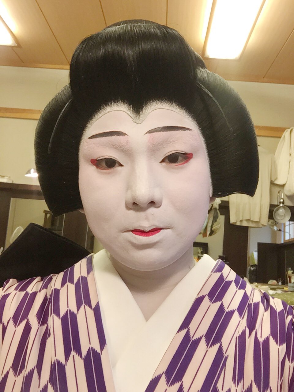 Twitter 上的 中村 春希 こんな風に変わります 白粉を塗ったままだとやはり変ですね笑 歌舞伎 歌舞伎メイク 白塗り 白塗りメイク 女形 化粧 Kabuki Japan Onnagata Kimono Nihongami Obi Kanzashi Sensu Ozashiki Japanculture Oldjapan Geisha