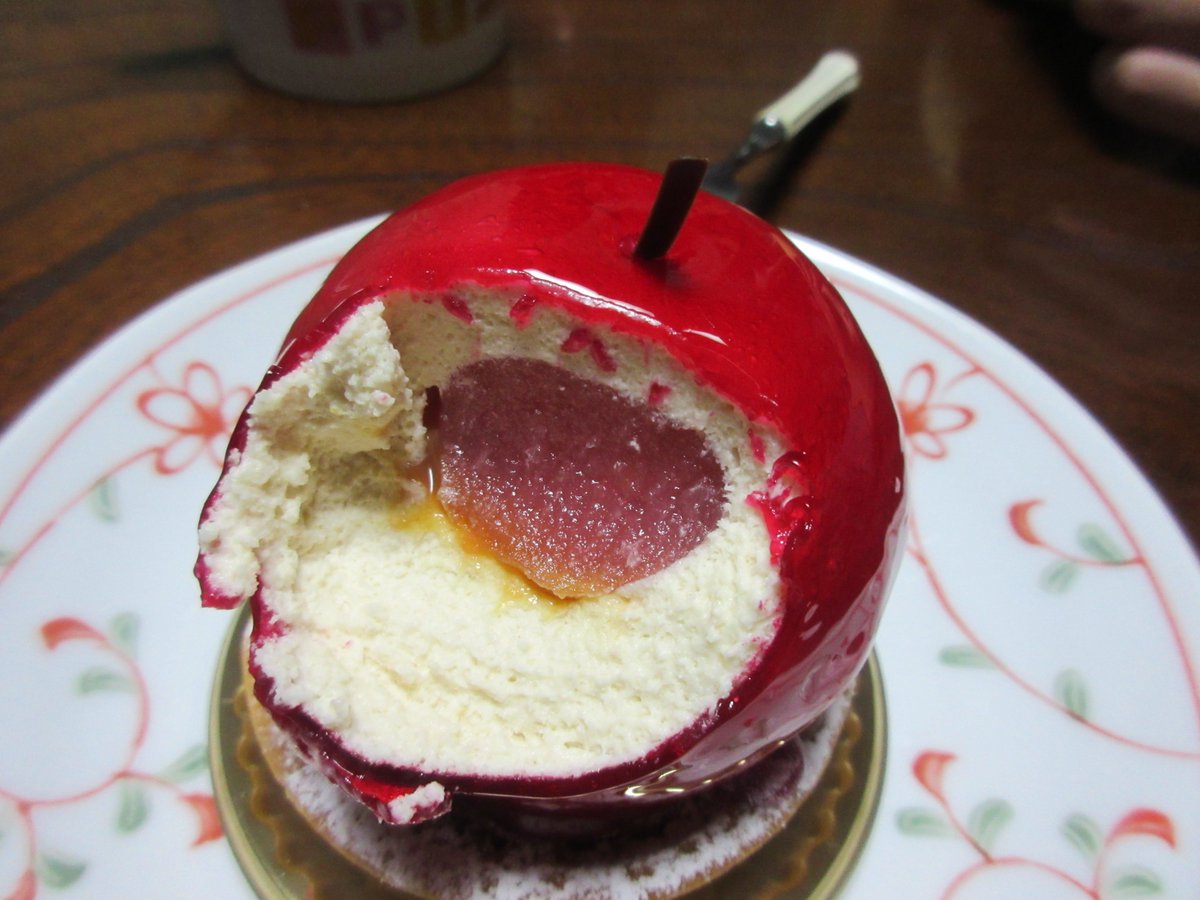 佐藤さえ ブールドゥネージュ盛岡 緑ヶ丘店さんの マリアージュポム りんごそっくりのケーキ 姿が可愛くて ムースの甘さとリンゴのジュレのすっぱさが楽しく とても美味しいケーキでした カフェコーナー限定のパンケーキも美味しいです T