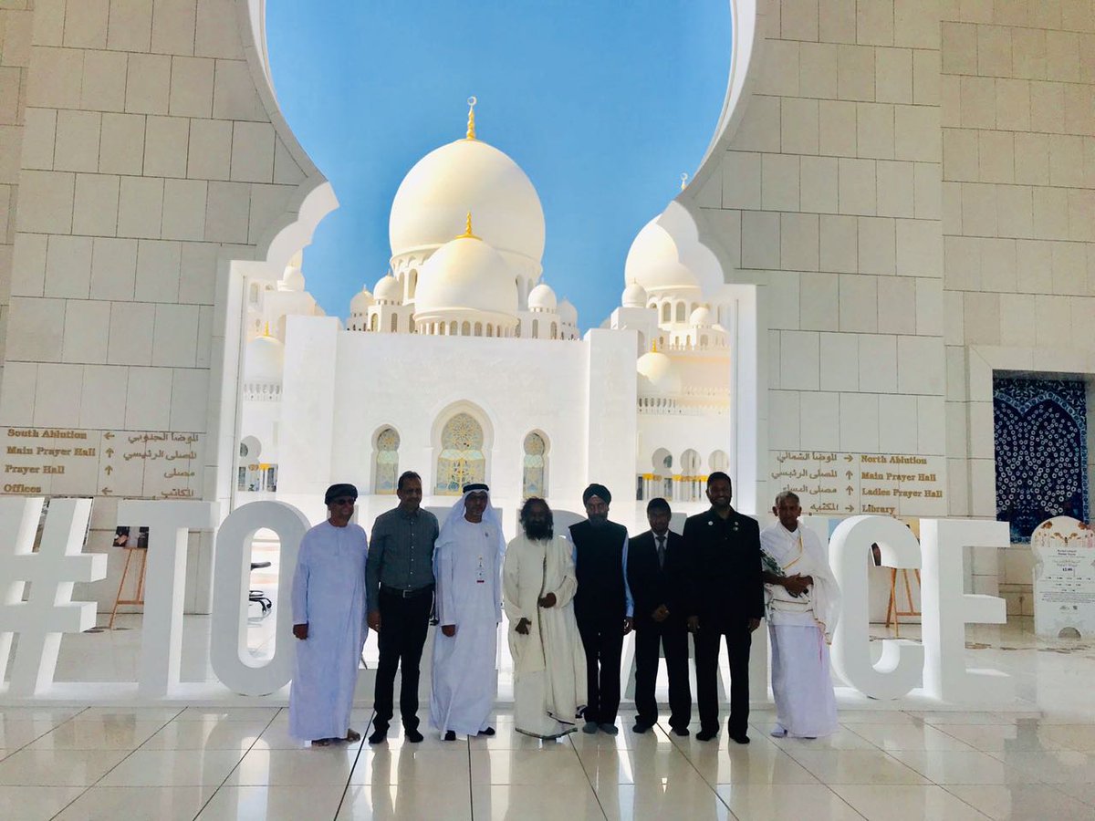 Gurudev's tweet photo. Was received at the Sheikh Zayed Grand Mosque in Abu Dhabi by H.E. Dr. Yousif Al Obaidli, Director-General of the Mosque. H.E. Sheikh Nahyan bin Mubarak Al Nahyan, the UAE Minister of Tolerance received our delegation at the Sheikh Nahyan Palace. https://t.co/JtZ8Ew4ffV