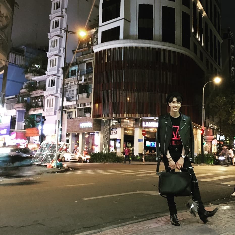 _870403's tweet photo. #malstagram 어제 외출 중 한컷..!
난.... 지금 촬영장의 지박령이 되었네!!👀 #Vietnam #hochiminh  -  https://t.co/9Xr8QNxRJE https://t.co/8kjPqIfixq