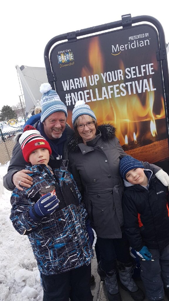 StephanieVeeck's tweet photo. Some #funselfies @MeridianCU #MeridianPlace #NoellaFestival #treelighting @DowntownBarrie https://t.co/itzzYROd2R