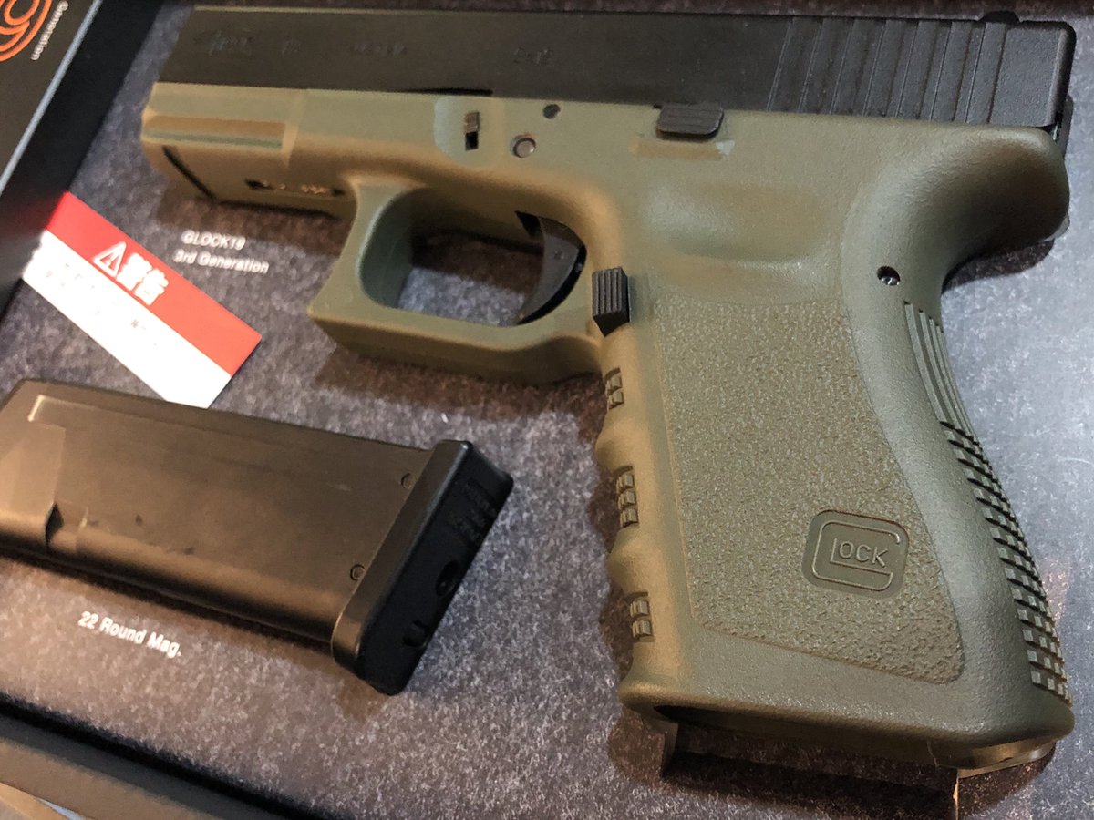 dragonforceshop's tweet photo. 本日は閉店後に話題の東京マルイ製G19へKJ用のG19ODフレームをインストールしてみました〜

刻印が気になっていた方もこれならバッチリですねー！！
リアル刻印フレームが待てない方は是非チャレンジしてみてください！

#Glock19 #東京マルイ #加工してポン付け https://t.co/zFA7PUvU7t