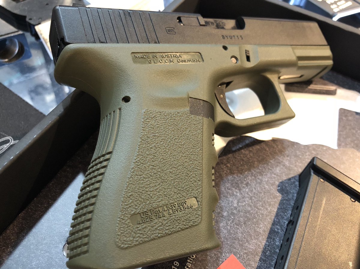 dragonforceshop's tweet photo. 本日は閉店後に話題の東京マルイ製G19へKJ用のG19ODフレームをインストールしてみました〜

刻印が気になっていた方もこれならバッチリですねー！！
リアル刻印フレームが待てない方は是非チャレンジしてみてください！

#Glock19 #東京マルイ #加工してポン付け https://t.co/zFA7PUvU7t