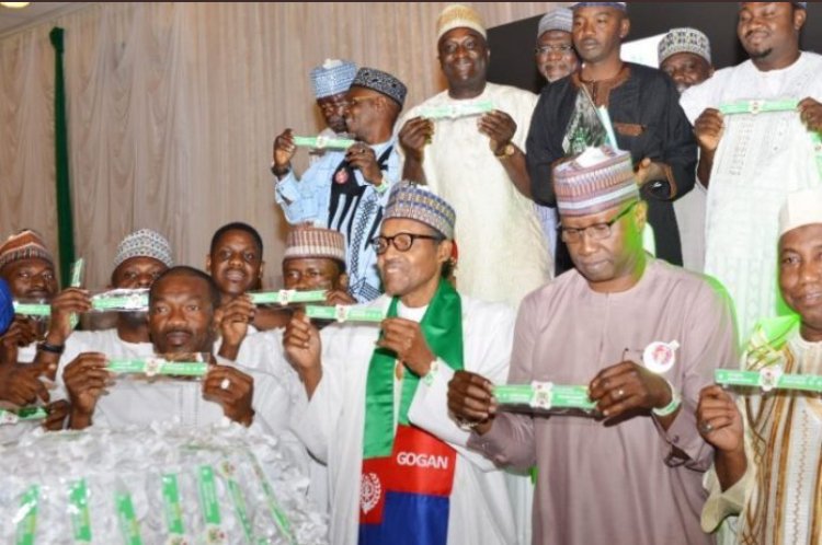Atisonnet's tweet photo. PIC 1: H.E @atiku kick-starts his campaign with the launch of #TheAtikuPlan.

PIC 2: President @MBuhari begins his campaign by unveiling #UnityWristeBands. 

BUHARIDEENS: Different strokes, different folks.

ME: Visionary Vs Complainer https://t.co/m9uzMXOdfw