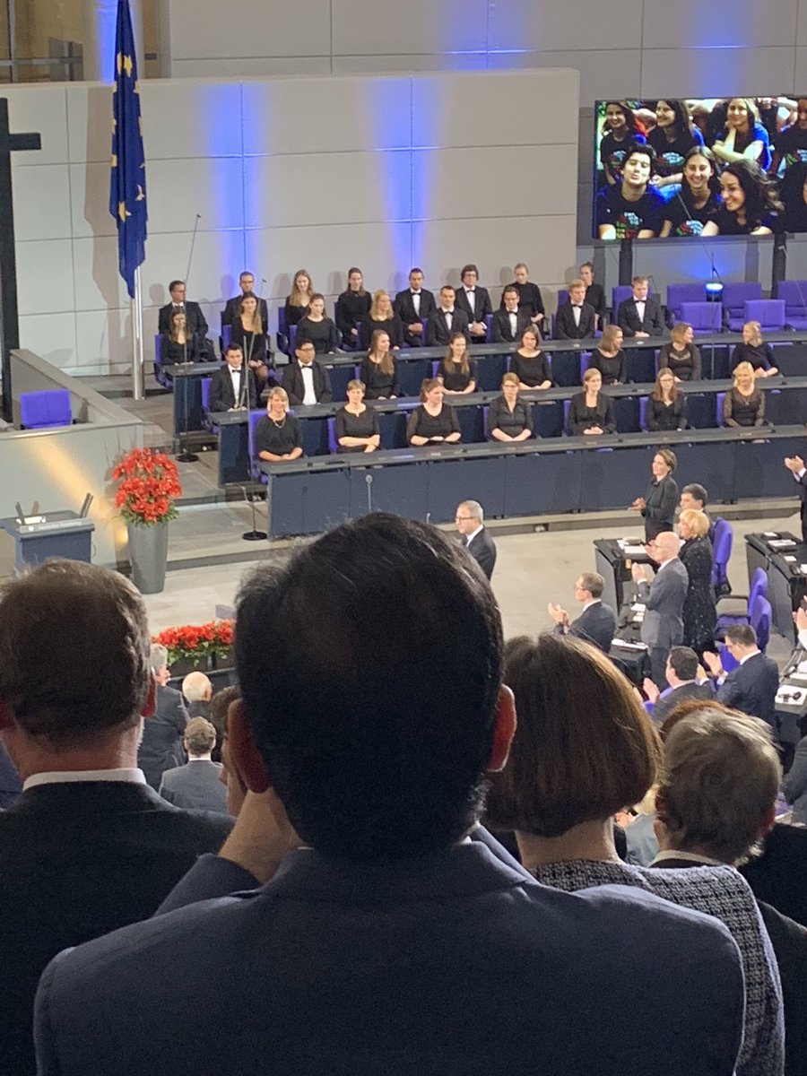 JLetamba's tweet photo. President français, Emmanuel Macron, ovationné au Deutscher Bundestag à lors de son discours en mémoire aux morts de deux grandes guerres mondiales. https://t.co/2Amw4338rR
