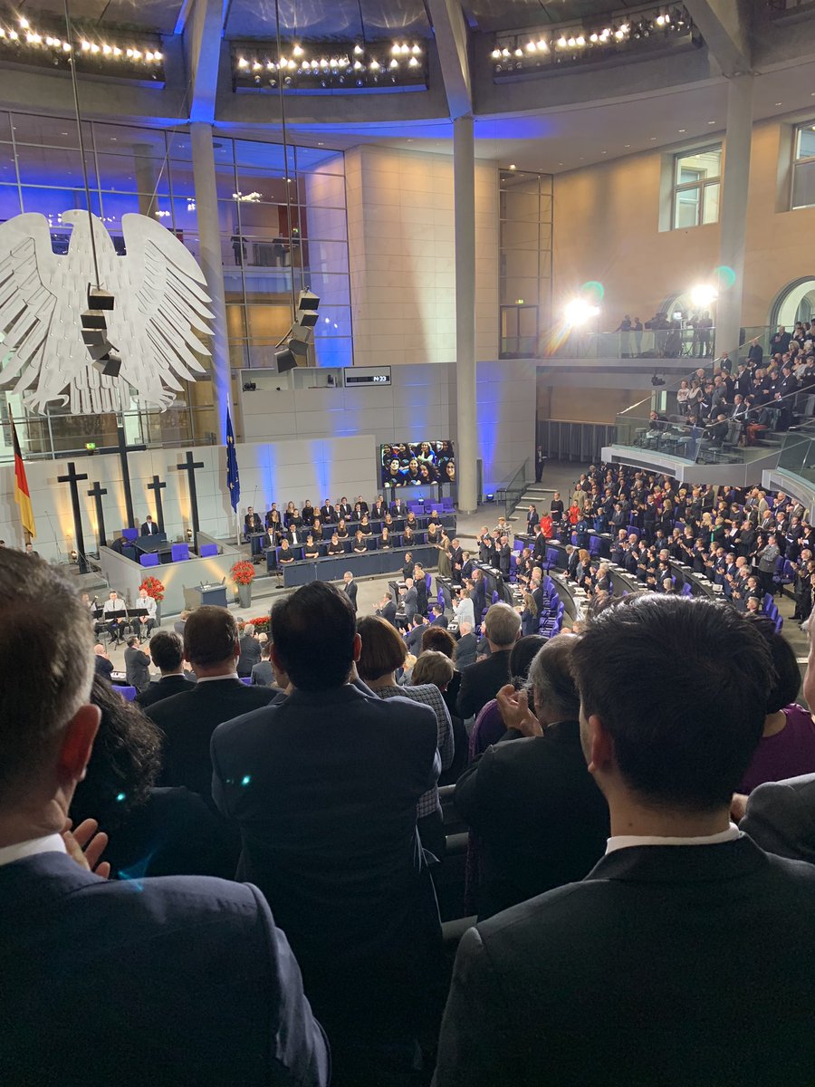 President français, Emmanuel Macron, ovationné au Deutscher Bundestag à lors de son discours en mémoire aux morts de deux grandes guerres mondiales.