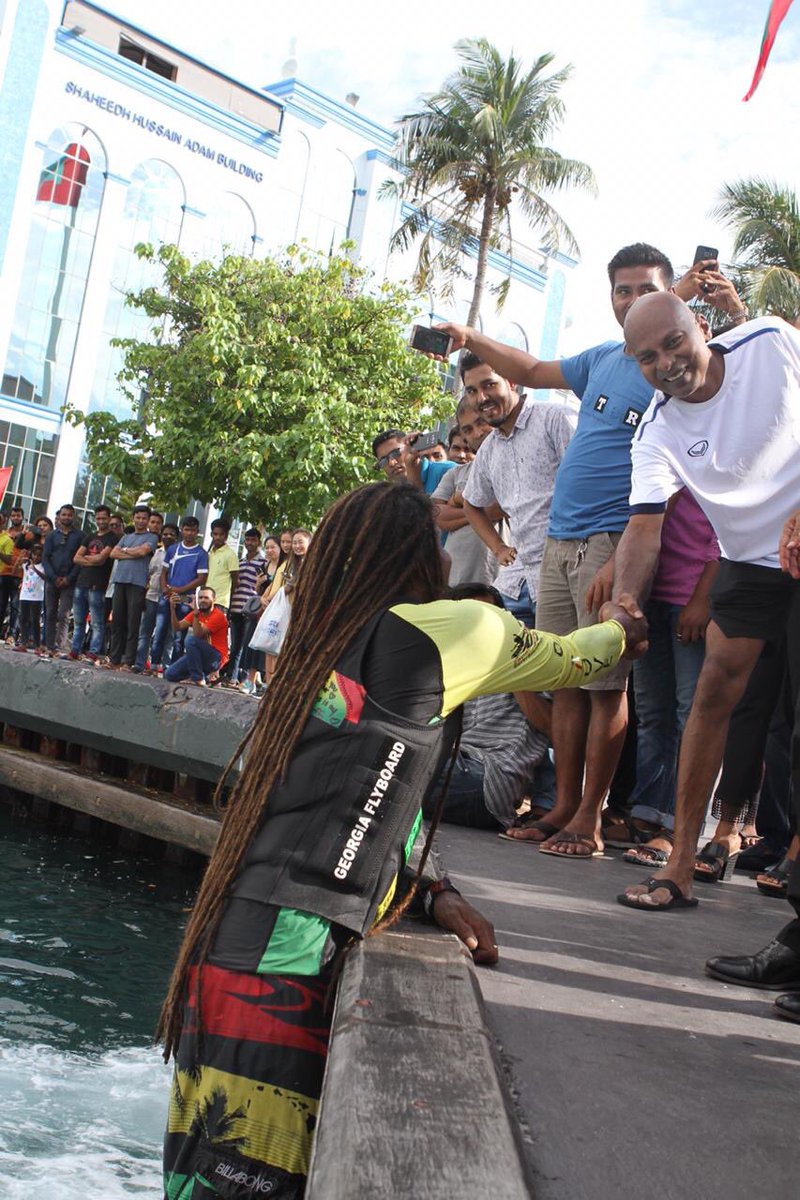 WaddeyAli's tweet photo. Raees @MohamedNasheed with @FlyboarderI 😊

#DhulhaheyoHashiheyoEid https://t.co/nPbO8ofwsm
