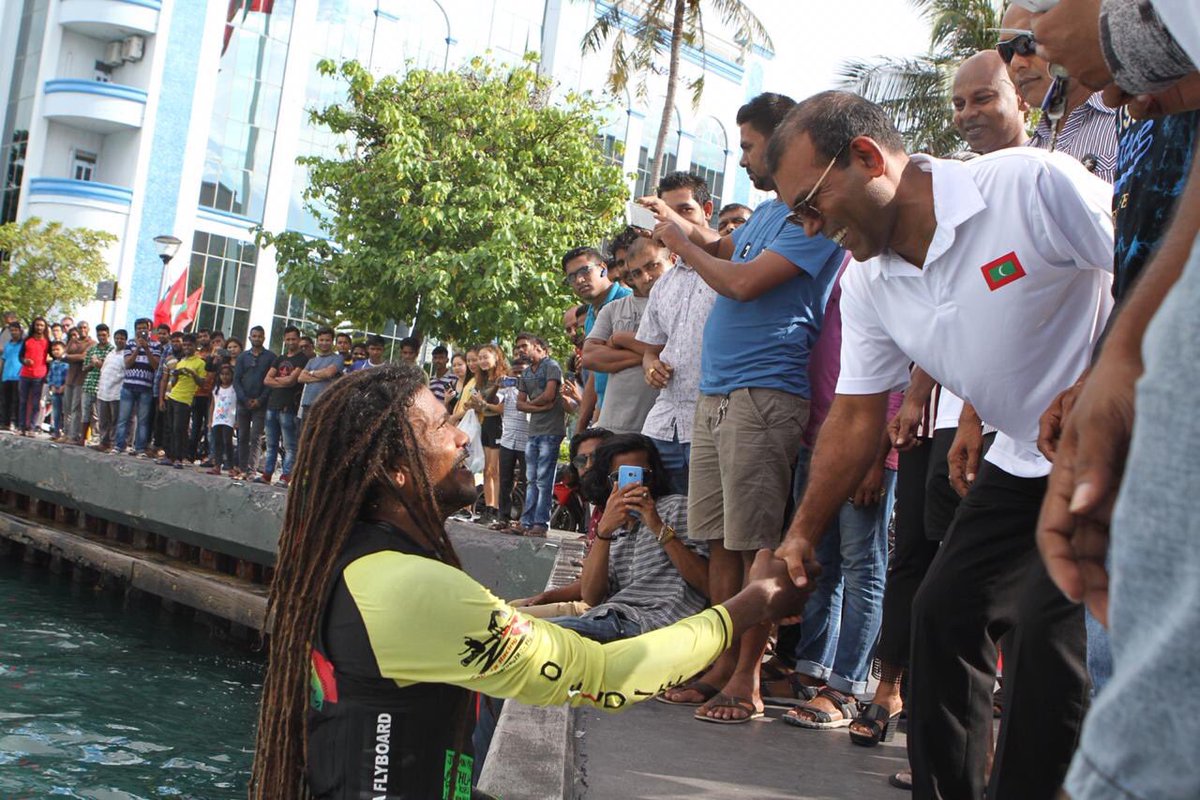 WaddeyAli's tweet photo. Raees @MohamedNasheed with @FlyboarderI 😊

#DhulhaheyoHashiheyoEid https://t.co/nPbO8ofwsm