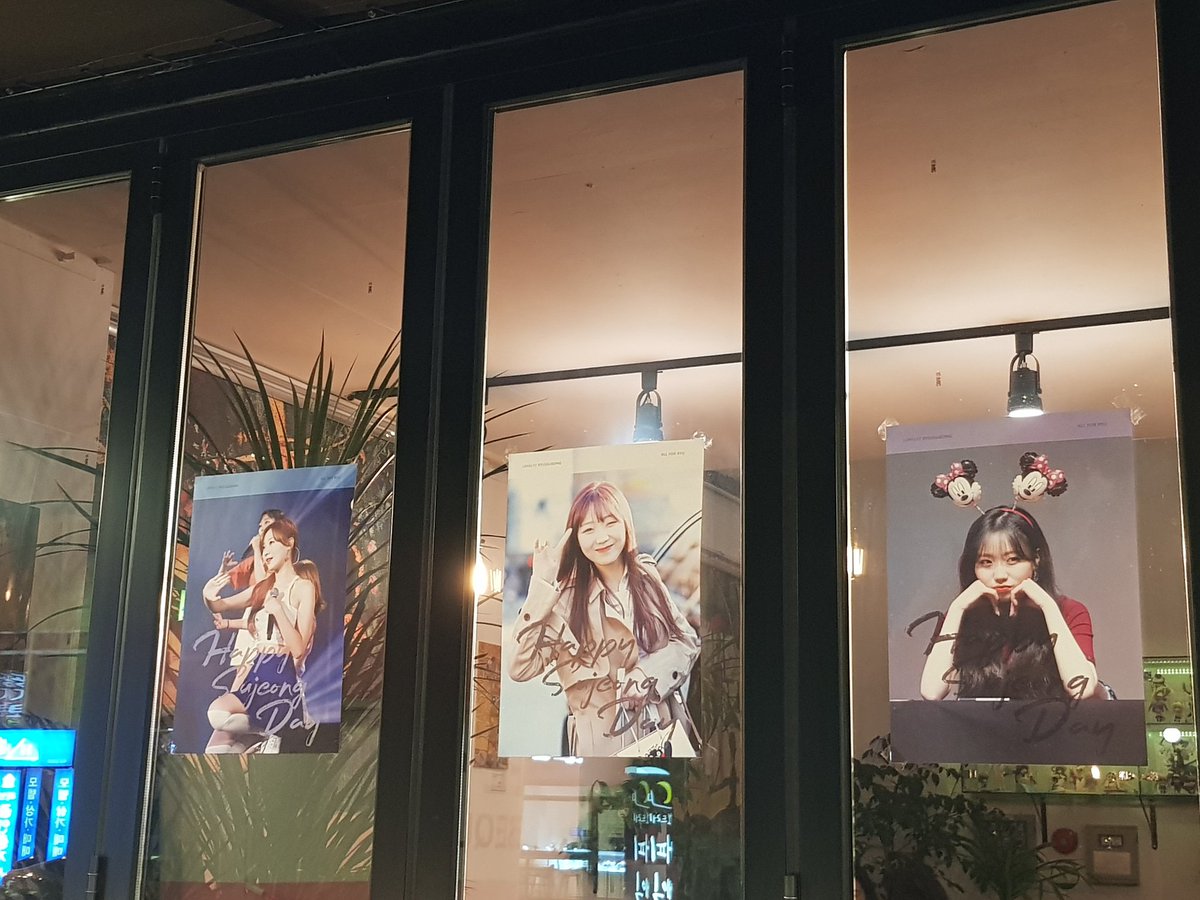 예쁜 미니전시회 잘 보고가요~
걸려있는 사진들 너무너무 예쁘고ㅠㅠ
앞으로도 예쁜사진 많이많이 찍어주세요ㅎㅎ

대전에도 열어주셔서 감사합니다~

#수정아_너라서_행복해
#빛나는_보석_수정아_생일축하해 
#ONLYONERYU 
<a href="/ALL_FOR_RYU/">류수정✨ALL FOR RYU</a>