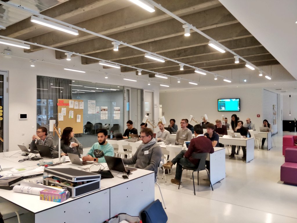 ODSHamburg's tweet photo. Heute hatten unsere Gruppen eine Einführung für #AdobeXD als #Prototyping-Tool und haben dann ihre letzte #Sketching-Iteration digitalisiert und zum Click-Dummy weiterentwickelt. Jetzt folgen nur noch die Abschlusspräsentationen für heute. #ux #designstudio #designthinking https://t.co/OAdSXxN8Y2