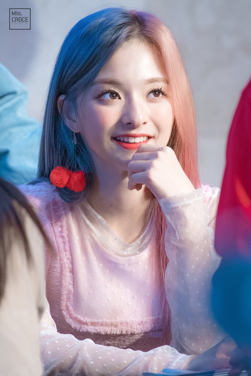 Mia_Croce's tweet photo. 181021 잠실 팬사인회 이나경
#프로미스나인 #fromis_9 
#이나경 #leenakyung 
@realfromis_9 https://t.co/ZNUB2iLh33