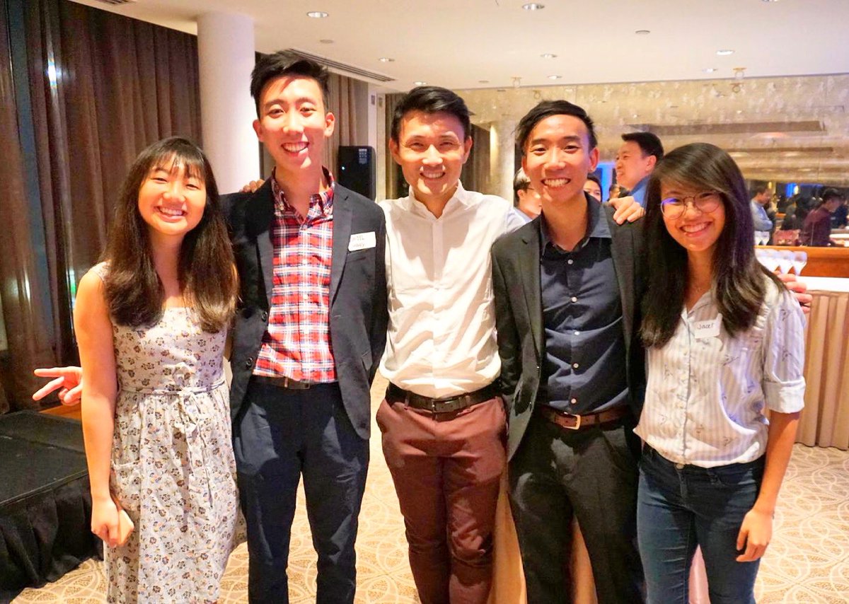 YamKeng's tweet photo. Meeting fellow #Singaporeans away from home is always a pleasure. Some of them are based in #London for work while many are studying, including our #LTA scholars who will bring back important engineering skills!
#sameaccent https://t.co/8Q33A4MNTU