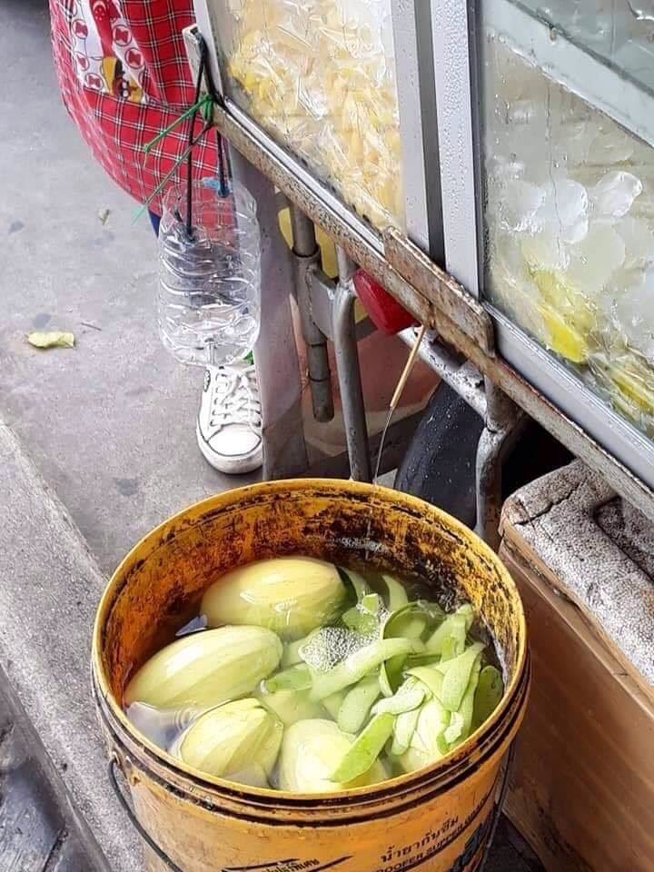 shutup2557's tweet image. อุต๊ะ!! .... เคล็ดลับความอร่อย

ยืนดูอยู่นานแต่คนขายก็ไม่ได้สนใจอะไร(คงเห็นเป็นเรื่องปกติที่ทำอยู่ทุกวัน)รถเข็นพ่วงข้างขายในปั๊มน้ำมัน เส้นบ้านค่าย ปั๊มสุดท้ายก่อนเข้าเมือง..ไปพิสูจน์กันได้นะคะ ถ้าใจกล้าพอ พ่อค้าสุดจริง

เครดิต @วันเพ็ญ รัมเนตร